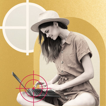 femeie vesela lucrand pe laptop emilitopia design