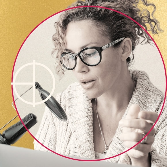 femeie vorbind la microfon pentru podcast emilitopia design
